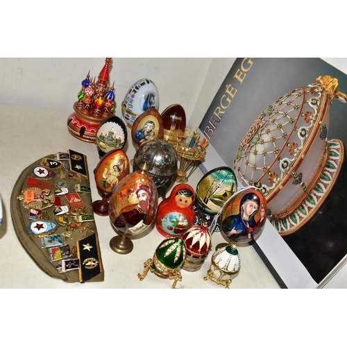 450 - A GROUP OF EASTERN EUROPEAN DECORATIVE EGGS AND SUNDRY ITEMS, to include Russian decorative lacquer ... 