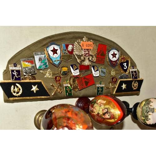 450 - A GROUP OF EASTERN EUROPEAN DECORATIVE EGGS AND SUNDRY ITEMS, to include Russian decorative lacquer ... 