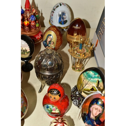 450 - A GROUP OF EASTERN EUROPEAN DECORATIVE EGGS AND SUNDRY ITEMS, to include Russian decorative lacquer ... 