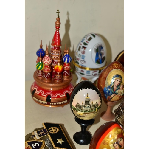 450 - A GROUP OF EASTERN EUROPEAN DECORATIVE EGGS AND SUNDRY ITEMS, to include Russian decorative lacquer ... 