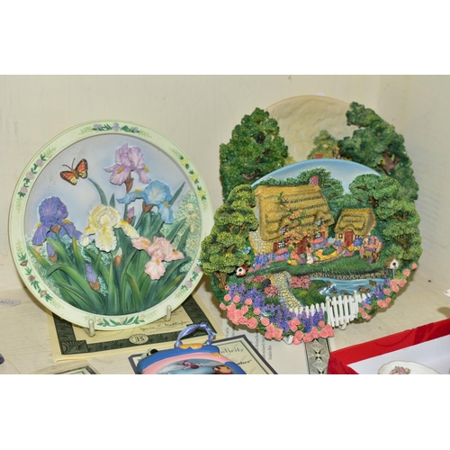 461 - A GROUP OF CERAMICS AND COMICS, to include a fifteen piece Royal Doulton Brambly Hedge miniature tea... 