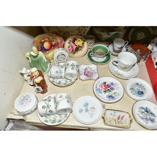 462 - A GROUP OF CERAMIC GIFTWARES AND ORNAMENTS, ETC, to include Royal Worcester candle snuffers in the f... 