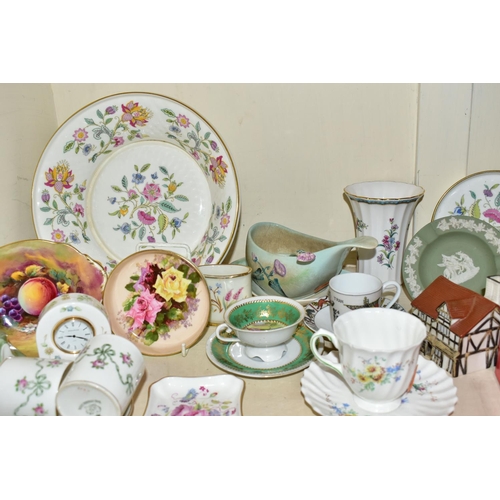 462 - A GROUP OF CERAMIC GIFTWARES AND ORNAMENTS, ETC, to include Royal Worcester candle snuffers in the f... 