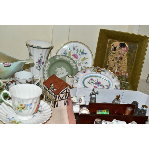 462 - A GROUP OF CERAMIC GIFTWARES AND ORNAMENTS, ETC, to include Royal Worcester candle snuffers in the f... 