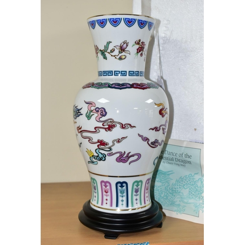 524 - AN ORIENTAL INSPIRED FRANKLIN MINT PORCELAIN VASE, titled 'The Dance of the Celestial Dragon', on a ... 