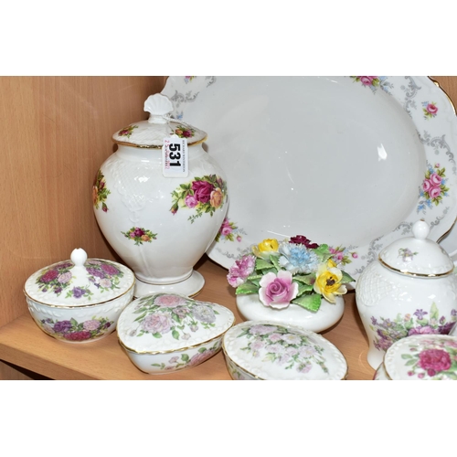 531 - A GROUP OF CERAMIC GIFTWARES ETC, fifteen pieces to include a Royal Albert Old Country Roses covered... 