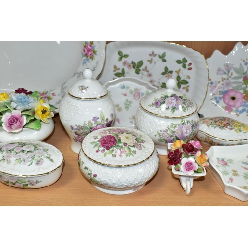 531 - A GROUP OF CERAMIC GIFTWARES ETC, fifteen pieces to include a Royal Albert Old Country Roses covered... 