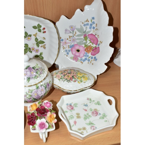 531 - A GROUP OF CERAMIC GIFTWARES ETC, fifteen pieces to include a Royal Albert Old Country Roses covered... 