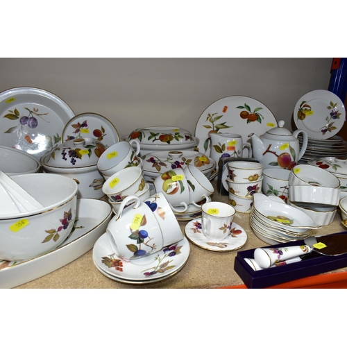 556 - SEVENTY PIECES OF ROYAL WORCESTER 'EVESHAM' DINNERWARE, comprising five lidded oven dishes, seven cu... 