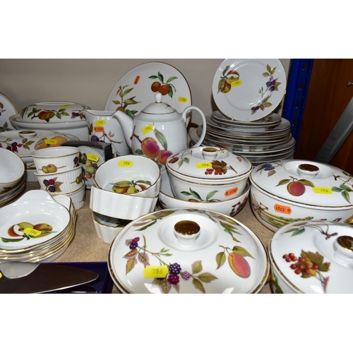 556 - SEVENTY PIECES OF ROYAL WORCESTER 'EVESHAM' DINNERWARE, comprising five lidded oven dishes, seven cu... 