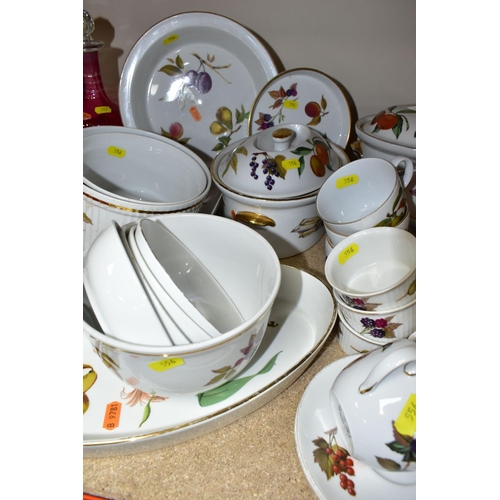 556 - SEVENTY PIECES OF ROYAL WORCESTER 'EVESHAM' DINNERWARE, comprising five lidded oven dishes, seven cu... 