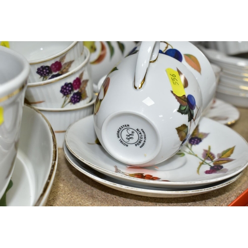 556 - SEVENTY PIECES OF ROYAL WORCESTER 'EVESHAM' DINNERWARE, comprising five lidded oven dishes, seven cu... 