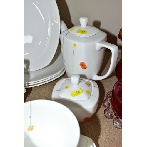 558 - AN AYNSLEY 'DAISY CHAIN' PATTERN  SET, comprising four cups, four saucers, four tea plates, four din... 