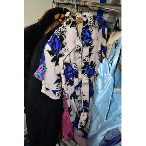 578 - LADIES VINTAGE CLOTHES AND SHOES ETC, to include a Horrockses swing dress size 14 and a cotton night... 