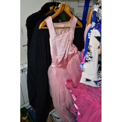 578 - LADIES VINTAGE CLOTHES AND SHOES ETC, to include a Horrockses swing dress size 14 and a cotton night... 