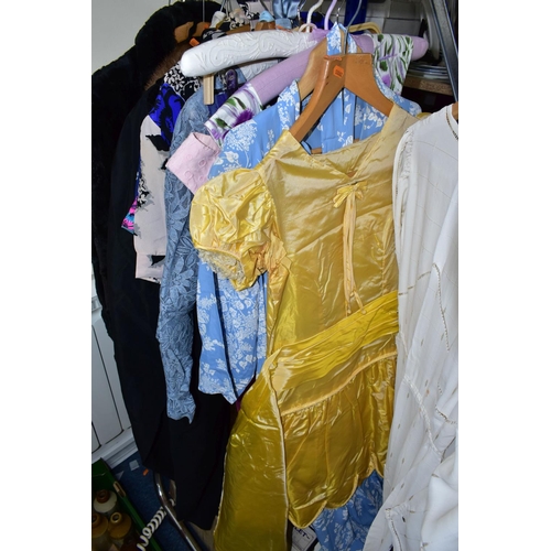 578 - LADIES VINTAGE CLOTHES AND SHOES ETC, to include a Horrockses swing dress size 14 and a cotton night... 