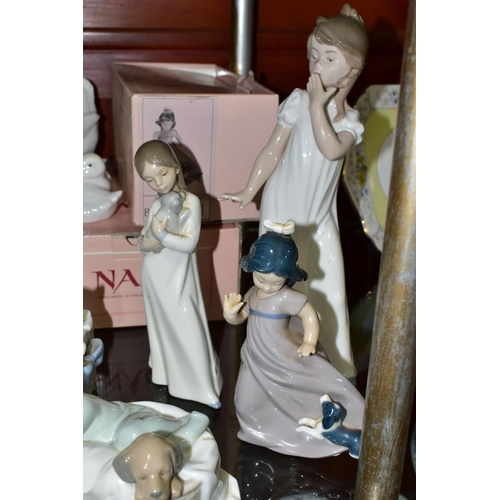 629 - A BOXED LLADRO CAT, AND A GROUP OF LLADRO FIGURINES, comprising a boxed Lladro Cat 5113, boxed Nao: ... 