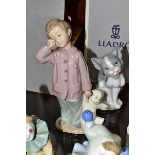 629 - A BOXED LLADRO CAT, AND A GROUP OF LLADRO FIGURINES, comprising a boxed Lladro Cat 5113, boxed Nao: ... 