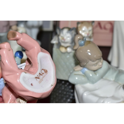 629 - A BOXED LLADRO CAT, AND A GROUP OF LLADRO FIGURINES, comprising a boxed Lladro Cat 5113, boxed Nao: ... 