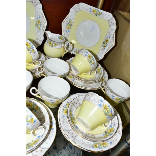 630 - A THIRTY THREE PIECE SHELLEY CAMBRIDGE SHAPE PART TEA SET IN PATTERN 12995/56, featuring borders of ... 