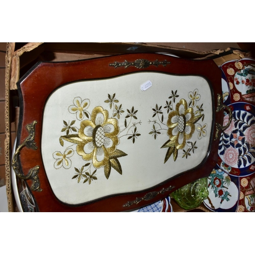 651 - ONE BOX OF CERAMICS AND GLASSWARE, to include two Japanese Moriage dragon ware wall plates, an amber... 