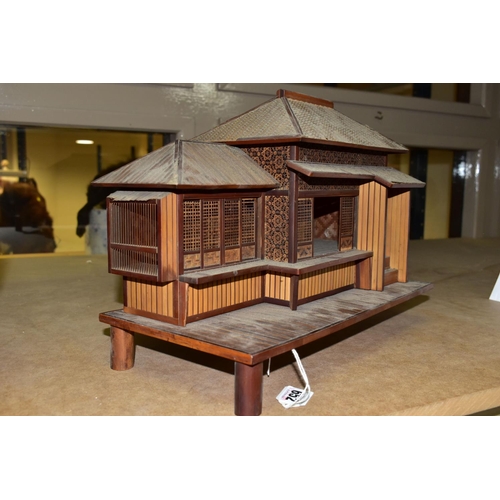 652 - A STRAW WORK MODEL OF A JAPANESE DWELLING, functioning sliding doors (1) (Condition report: one foot... 