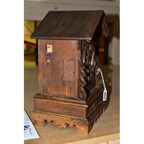 653 - AN OAK CASED MANTLE CUCKOO CLOCK, has the original key and cuckoo still calls on the hour, white Rom... 