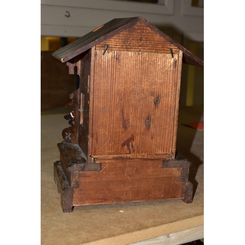 653 - AN OAK CASED MANTLE CUCKOO CLOCK, has the original key and cuckoo still calls on the hour, white Rom... 