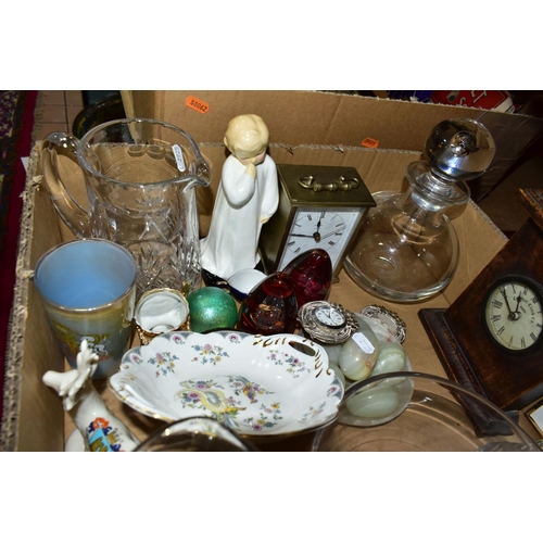 660 - ONE BOX AND THREE LOOSE ITEMS OF GLASSWARE AND HOUSEHOLD SUNDRIES, to include a set of six glass pic... 