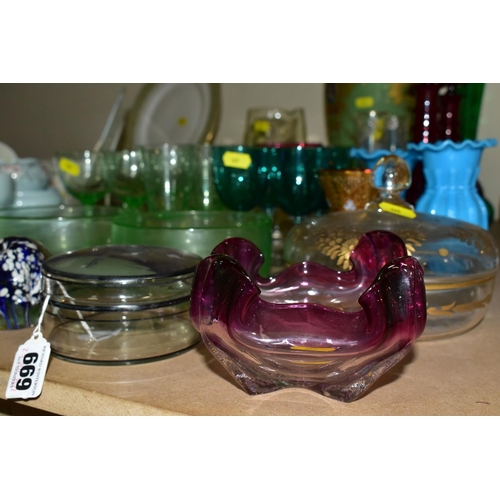 669 - A SELECTION OF GLASS WARES TO INCLUDE URANIUM GLASS ITEMS, with two finger bowls, jug and six glasse... 