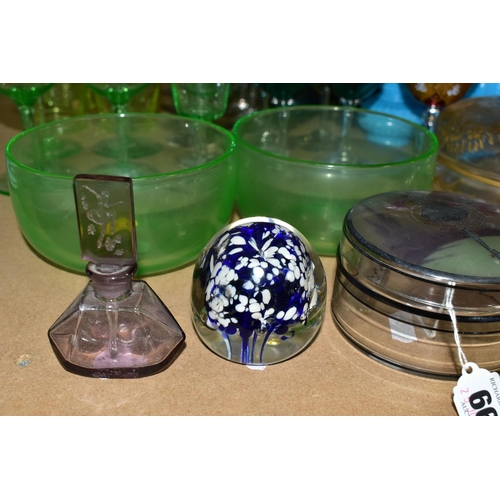 669 - A SELECTION OF GLASS WARES TO INCLUDE URANIUM GLASS ITEMS, with two finger bowls, jug and six glasse... 