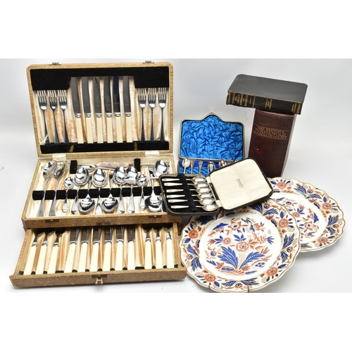 116 - A COMPLETE CANTEEN, A SET OF SILVER TEASPOONS AND OTHER ITEMS, light wooden canteen complete with a ... 