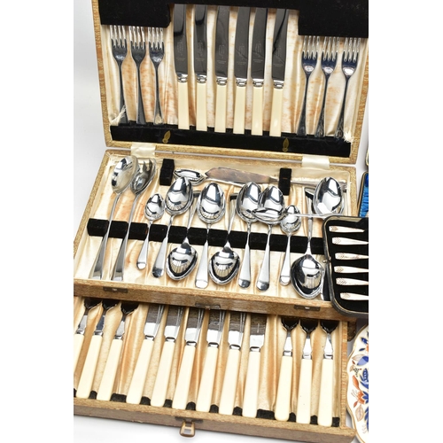 116 - A COMPLETE CANTEEN, A SET OF SILVER TEASPOONS AND OTHER ITEMS, light wooden canteen complete with a ... 