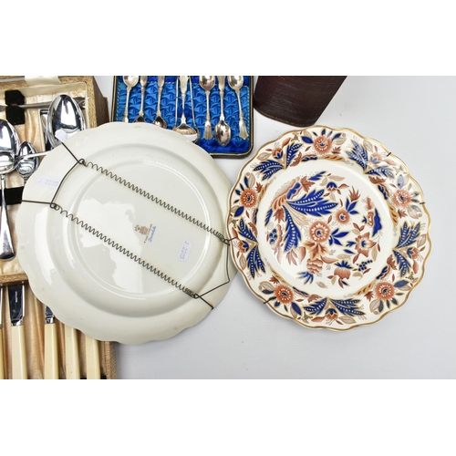 116 - A COMPLETE CANTEEN, A SET OF SILVER TEASPOONS AND OTHER ITEMS, light wooden canteen complete with a ... 