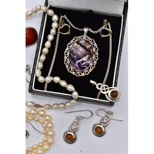 67 - AN ASSORTMENT OF WHITE METAL AND CULTURED PEARL JEWELLERY, to include a carnelian bar brooch in a wh... 