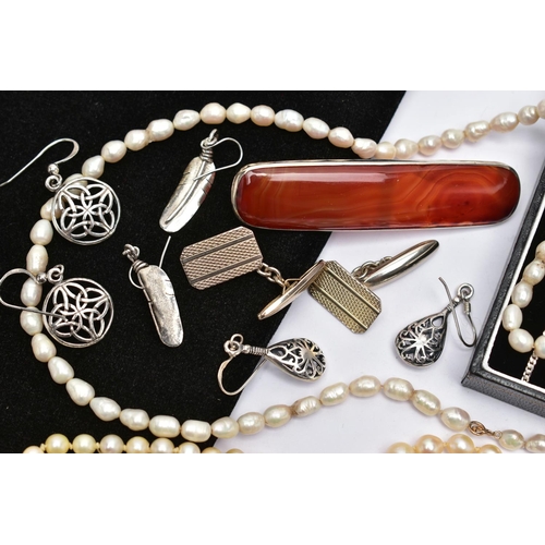 67 - AN ASSORTMENT OF WHITE METAL AND CULTURED PEARL JEWELLERY, to include a carnelian bar brooch in a wh... 