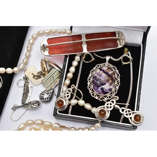 67 - AN ASSORTMENT OF WHITE METAL AND CULTURED PEARL JEWELLERY, to include a carnelian bar brooch in a wh... 