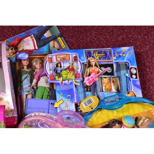 34 - A QUANTITY OF ASSORTED BOXED MODERN DOLLS, to include Mattel Troll Barbie, No.10257, appears largely... 