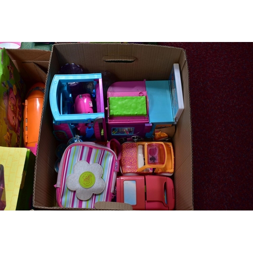 36 - AN EXTENSIVE COLLECTION OF BOXED AND UNBOXED ASSORTED POLLY POCKET DOLLS, CLOTHING AND ACCESSORIES, ... 