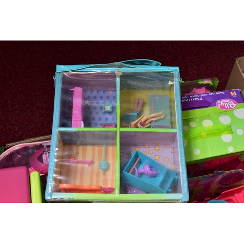 36 - AN EXTENSIVE COLLECTION OF BOXED AND UNBOXED ASSORTED POLLY POCKET DOLLS, CLOTHING AND ACCESSORIES, ... 