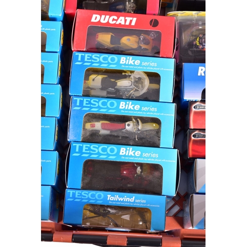 39 - A QUANTITY OF BOXED MODERN DIECAST AND PLASTIC VEHICLES, assorted motorbikes including Panini Rossi ... 