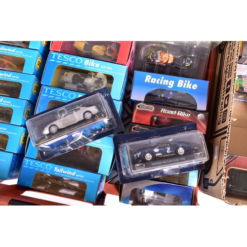 39 - A QUANTITY OF BOXED MODERN DIECAST AND PLASTIC VEHICLES, assorted motorbikes including Panini Rossi ... 