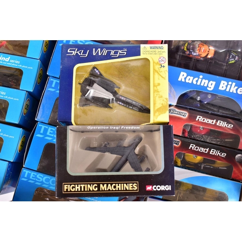 39 - A QUANTITY OF BOXED MODERN DIECAST AND PLASTIC VEHICLES, assorted motorbikes including Panini Rossi ... 