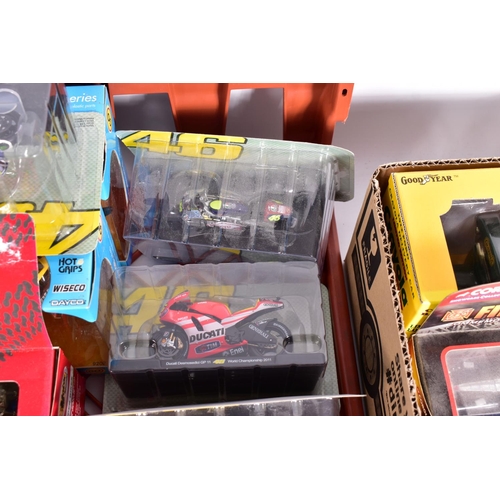 39 - A QUANTITY OF BOXED MODERN DIECAST AND PLASTIC VEHICLES, assorted motorbikes including Panini Rossi ... 