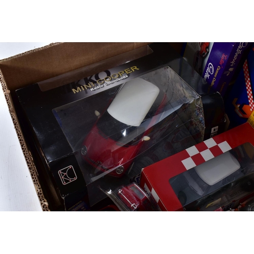 43 - A QUANTITY OF BOXED AND UNBOXED MODERN DIECAST AND PLASTIC AUSTIN MORRIS & B.M.W. MINI MODELS, to in... 