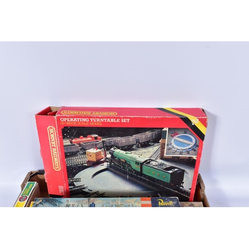 100 - A BOXED AIRFIX OO/HO GUN EMPLACEMENT ASSAULT SET, No.51650-7, contents not checked but appears large... 