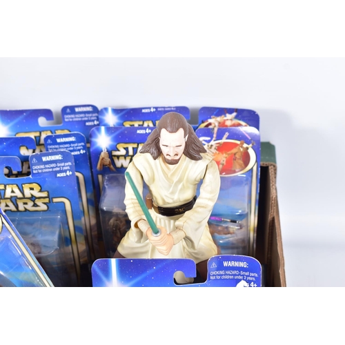 101 - A QUANTITY OF BOXED AND UNBOXED MODERN STAR WARS ITEMS, boxed items are mainly Hasbro Attack of the ... 