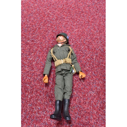 125 - A QUANTITY OF UNBOXED AND ASSORTED PALITOY ACTION MAN CLOTHING, FIGURES, ACCESSORIES AND VEHICLES, o... 