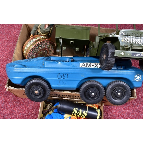 125 - A QUANTITY OF UNBOXED AND ASSORTED PALITOY ACTION MAN CLOTHING, FIGURES, ACCESSORIES AND VEHICLES, o... 