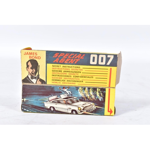 134 - A BOXED CORGI TOYS JAMES BOND ASTON MARTIN DB5, No.261, roof will not stay shut, front guns not work... 